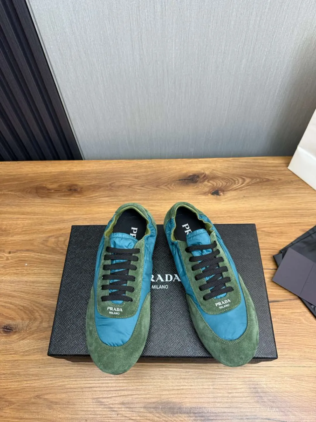 Men's shoes 💰600💰 PRADA 2025 Early Spring Collapse New Couple Style Sports Shoes Moral Training Shoes The name Collapse comes from the fact that it can be easily put on and taken off with bare hands. The light and comfortable features make it more relaxed and casual. The side elastic design can be worn twice! Super comfortable catwalk sneakers, as light and thin as ballet slippers, as comfortable as sneakers, comfortable and super light on the feet. Fabric: nubuck leather spliced ​​with nylon cloth. Silk cowhide foot pads. Size: Women's code 35/40 Men's code 39/45